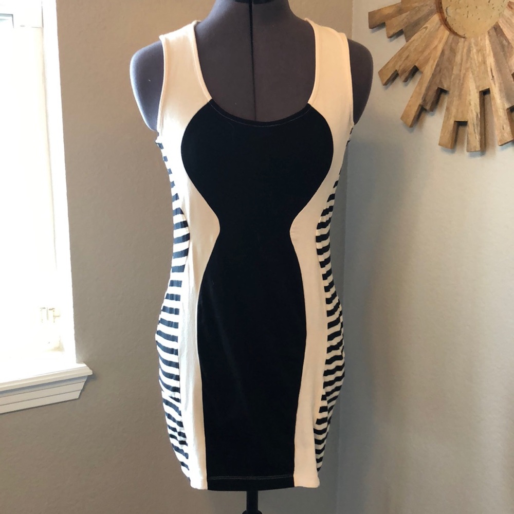 Body con graphic black and white mini